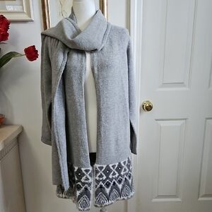 Chic Women's Gray Cardigan with Scarf
